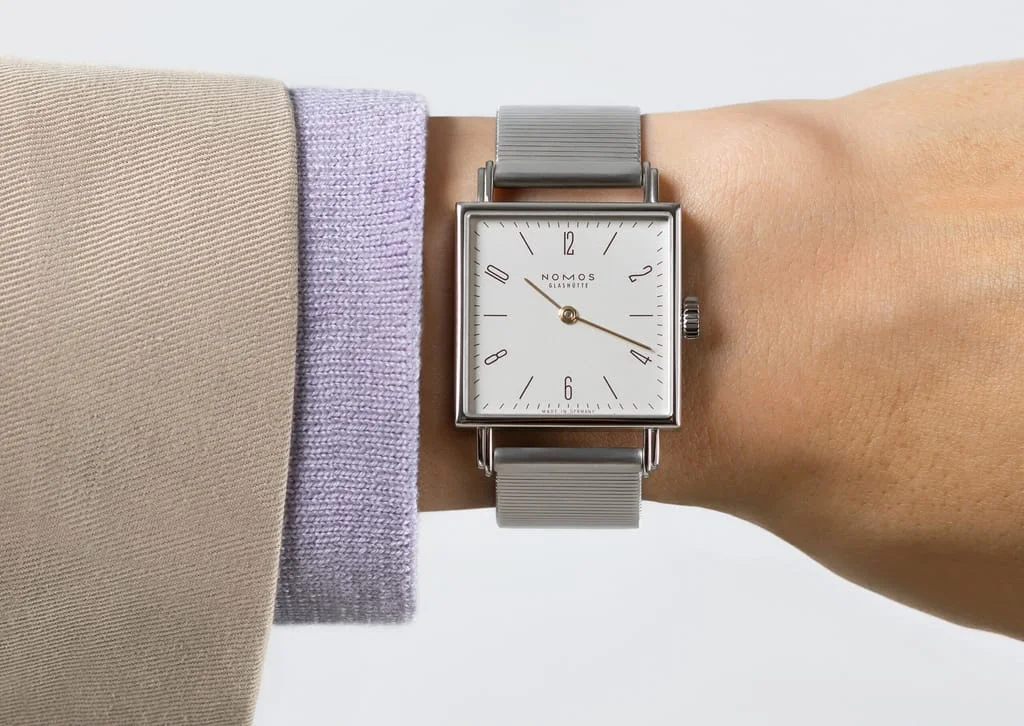 Tetra duo 当代佩戴图 · NOMOS Glashütte，摄影者未单列