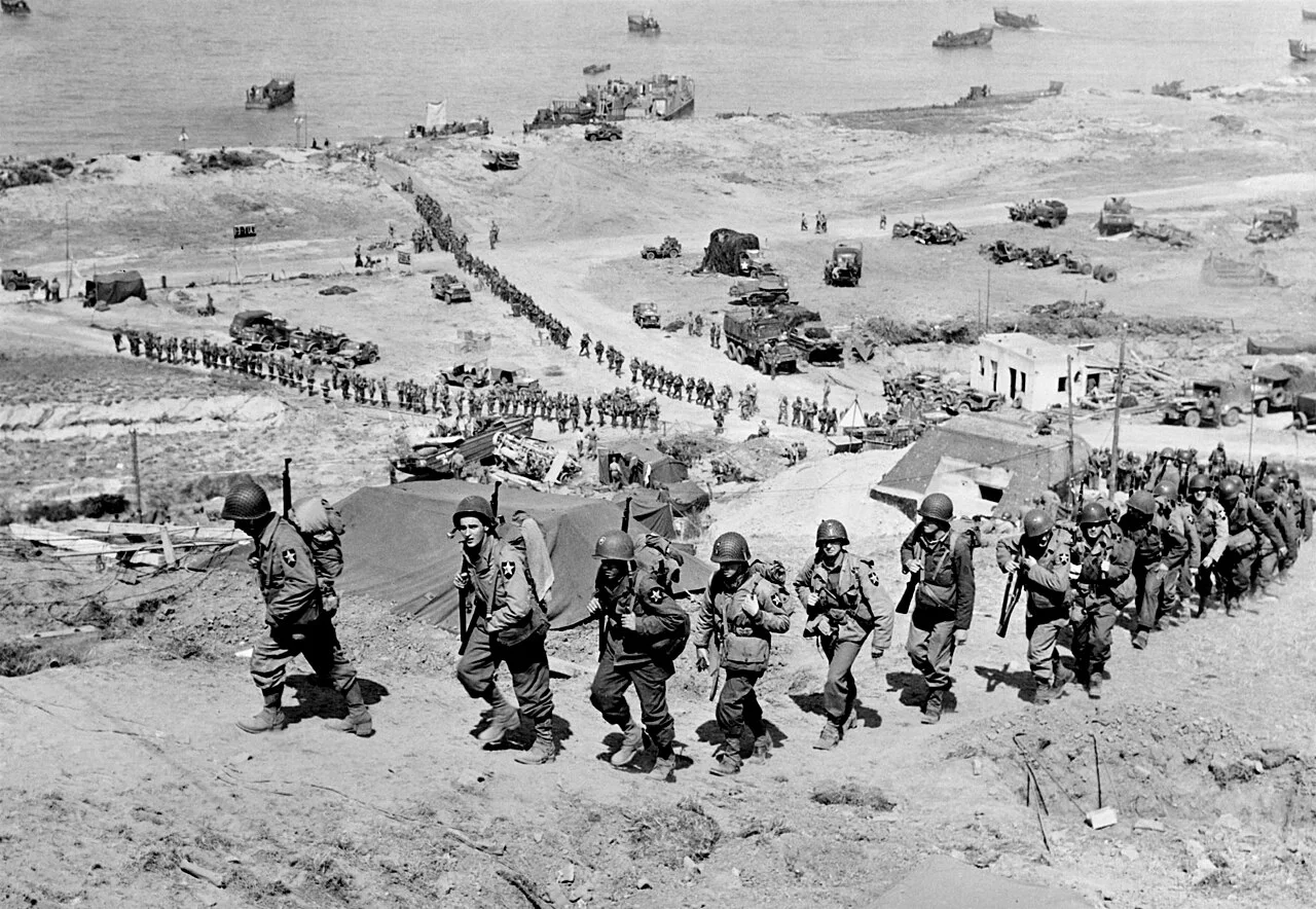 美国陆军通信兵摄,公有领域——第 2 步兵师通过 E-1 出口,奥马哈海滩,6 月 7 日