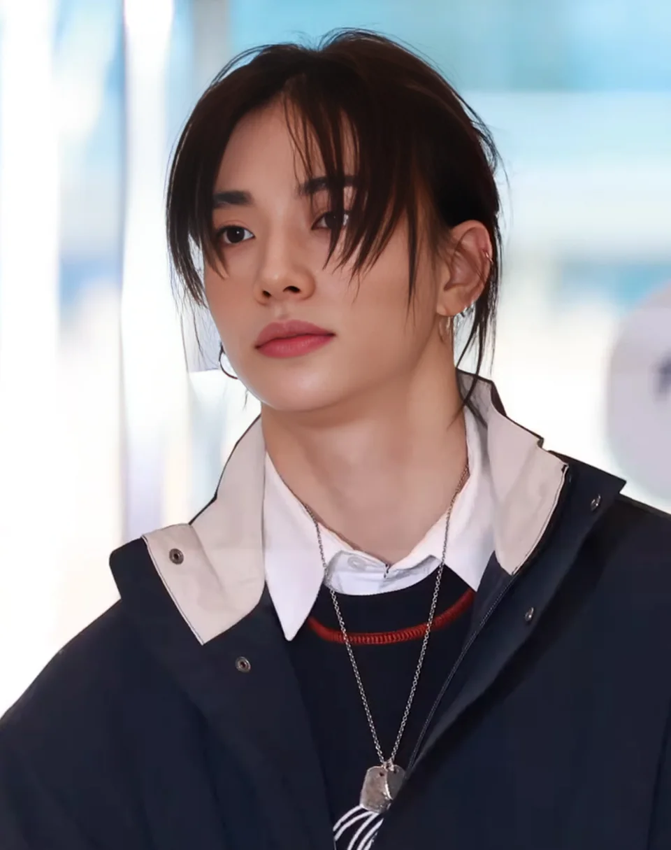 黄铉辰 Hyunjin · 티비텐（TV10）/ CC BY 3.0；2024-12-04 行程照；影像年份 2024 与 2025 榜单年份分别记录。