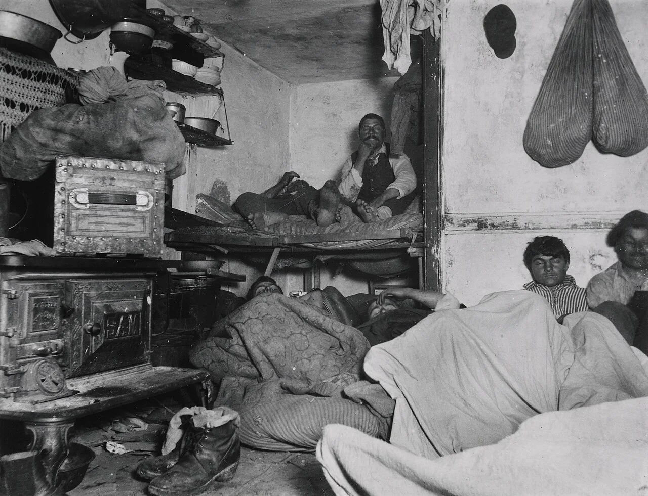 Jacob A. Riis 摄，公有领域——《贝亚德街拥挤出租屋里的租床者》，约 1888–1889