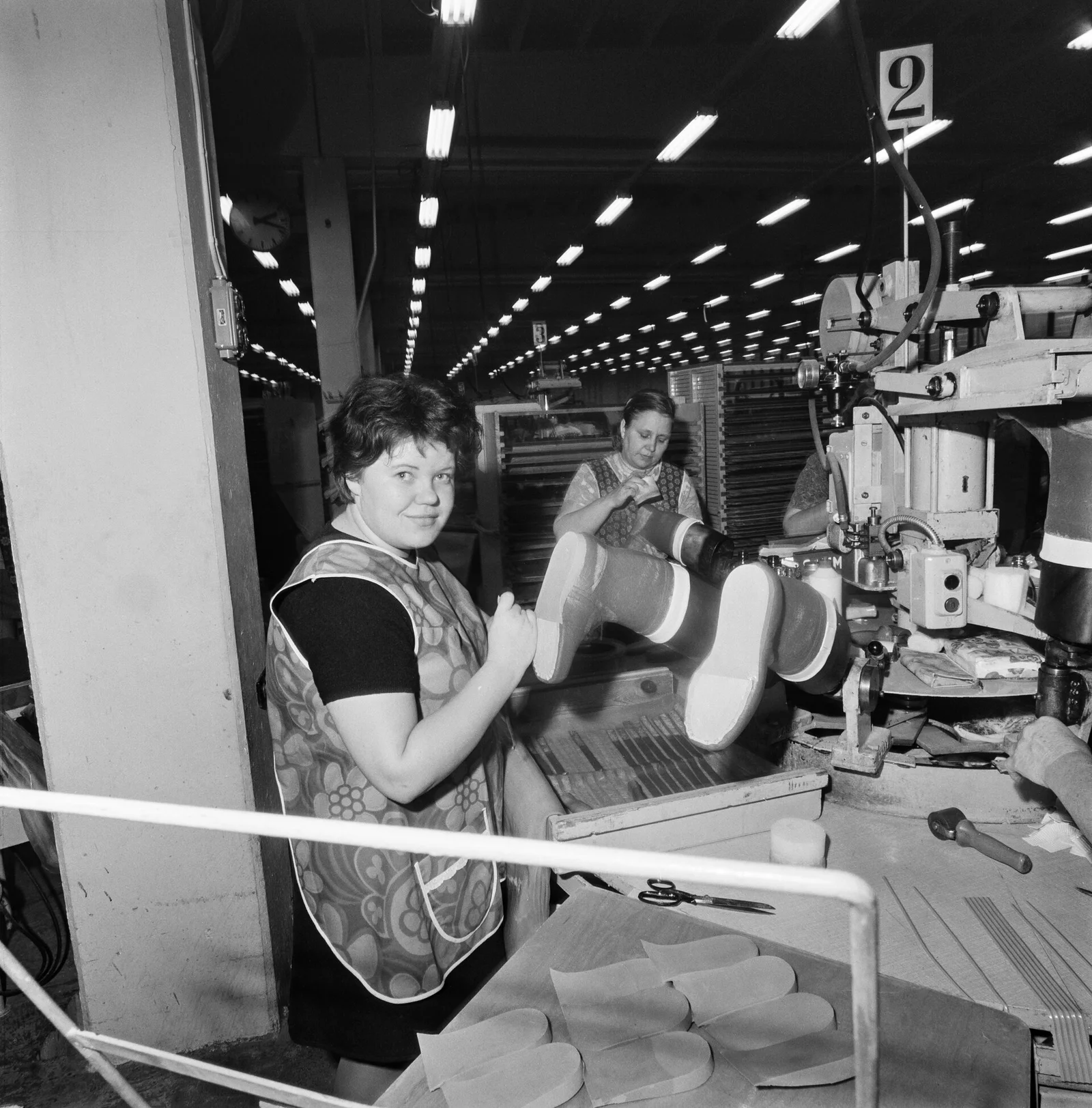 1971 年橡胶靴工厂车间
