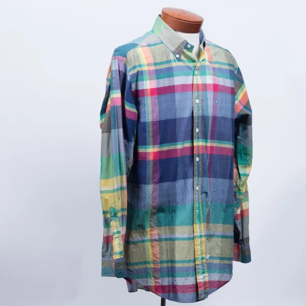 Polo Ralph Lauren 马德拉斯格子衬衫。 · 图像文件署名：Menswear Market；CC BY 2.0；网页缩放，原始文件保留。