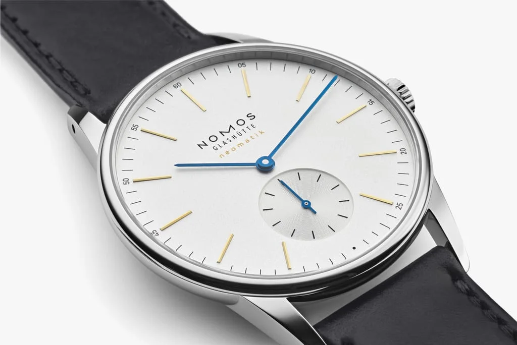 Orion neomatik 当代侧视图 · NOMOS Glashütte 官方摄影，摄影者未单列