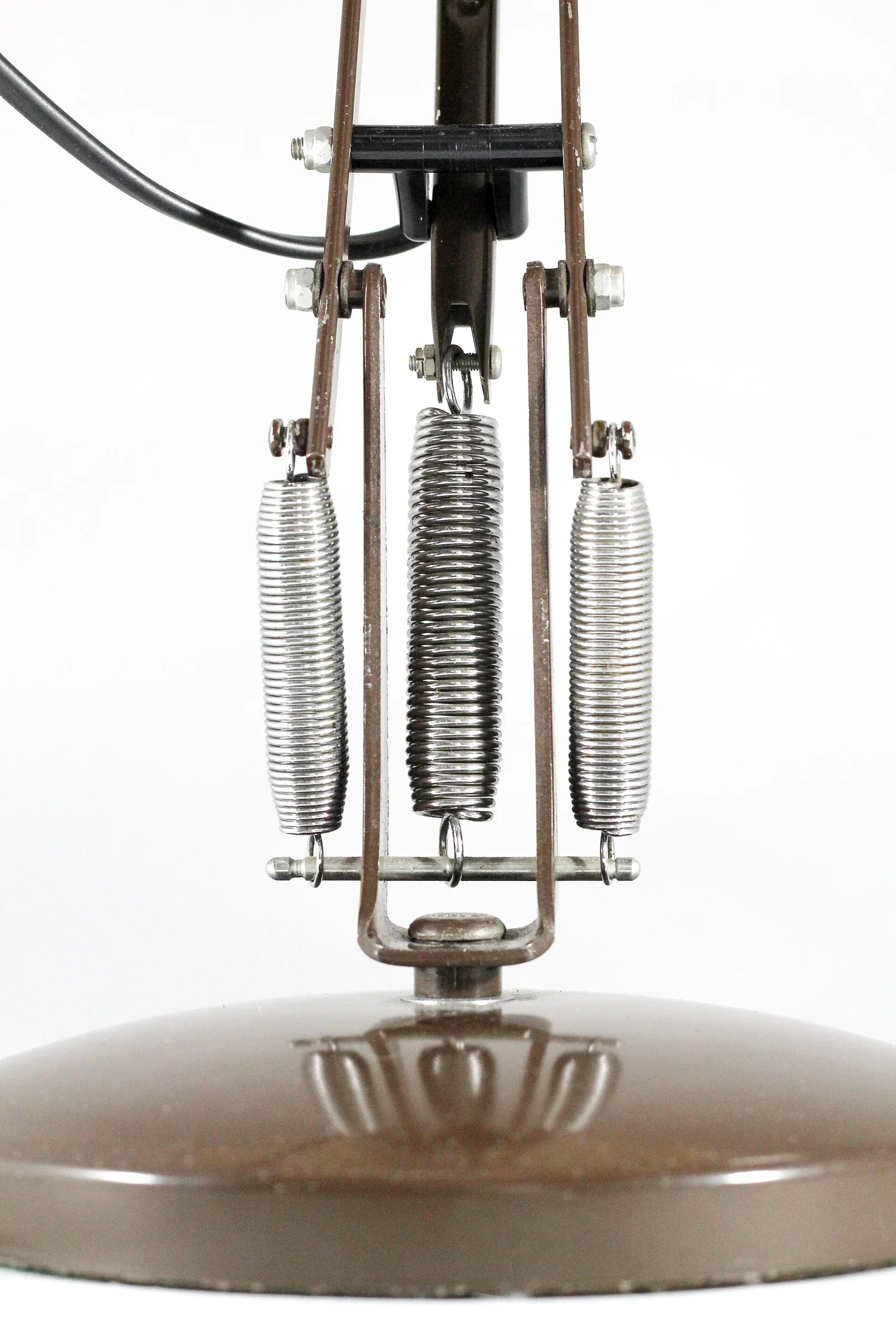 Anglepoise 90 弹簧特写 · TheGoodEndedHappily 摄 · CC BY-SA 4.0