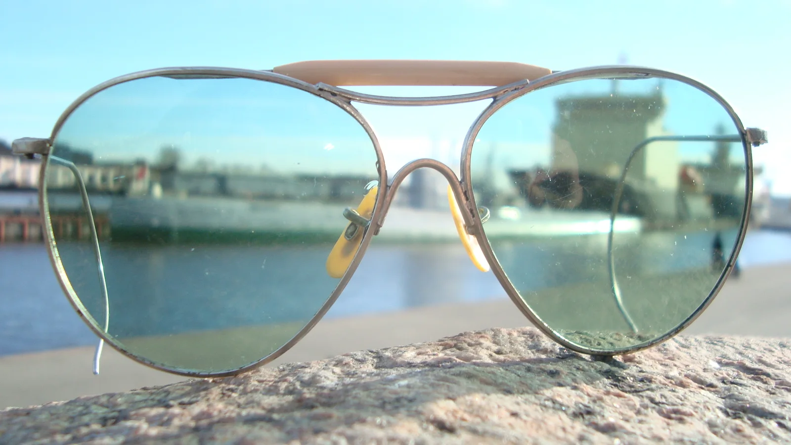 American Optical 制造的 AN6531 军用太阳镜：鼻梁处可见 USAC 标记传统。