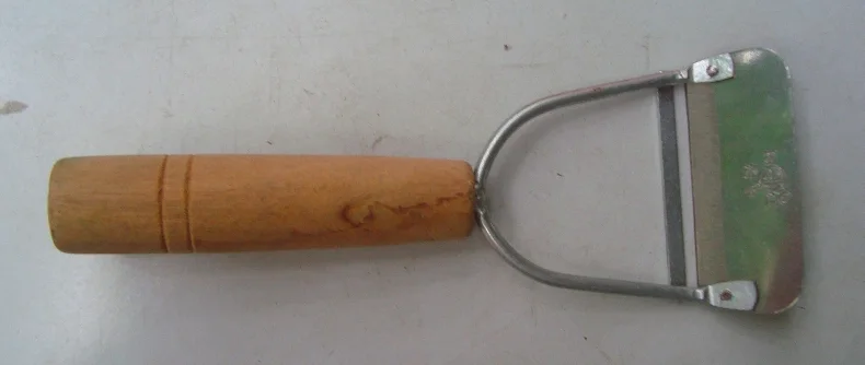 案台上的削皮器与刀具——共享同一种手柄语言的厨房工具家族