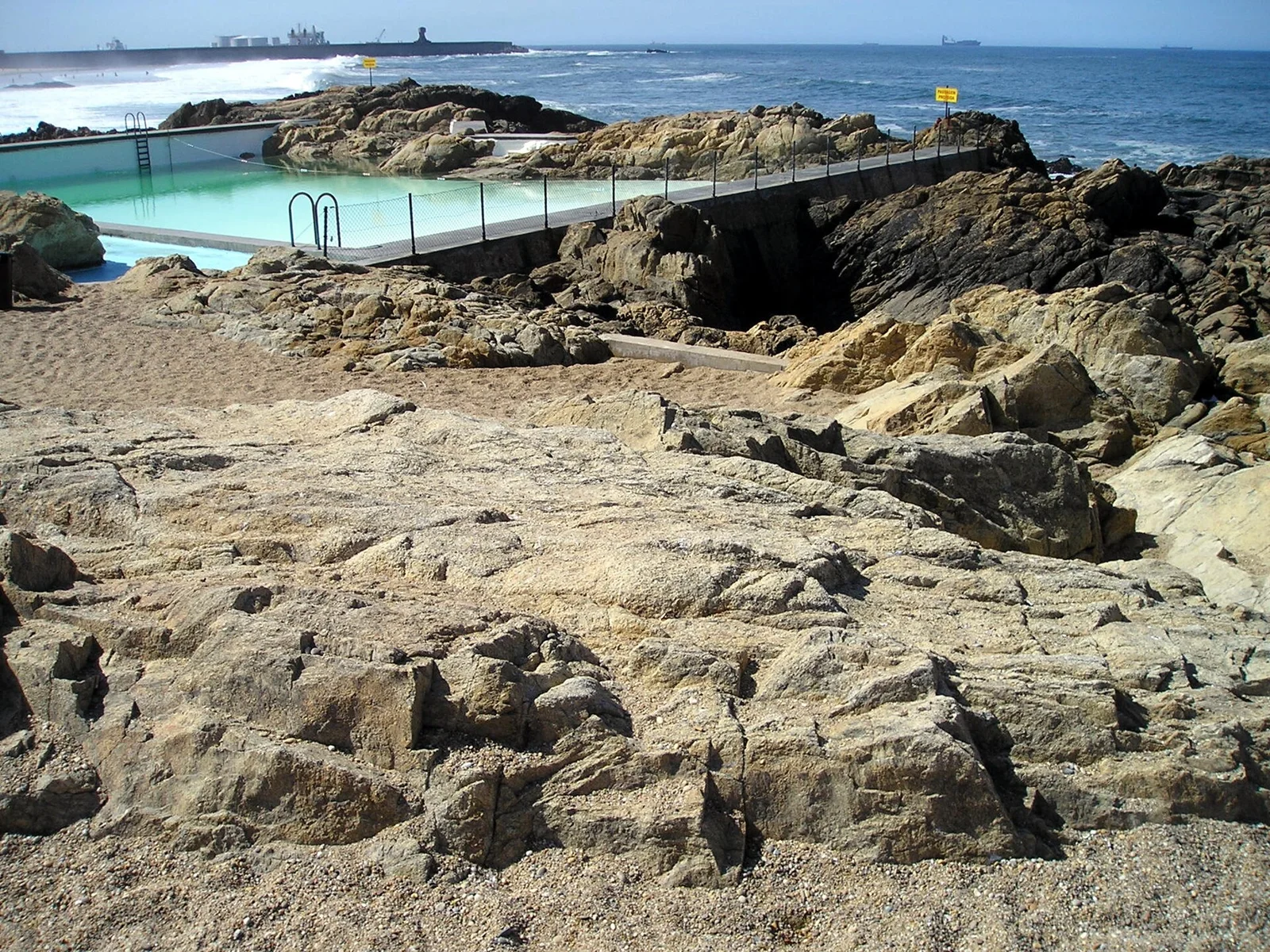 泳池与海岸关系 · Wikimedia Commons，_morgado，CC BY 2.0
