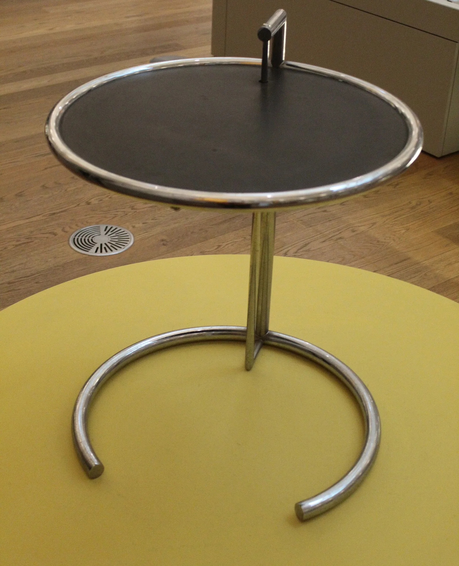 Eileen Gray E 1027 · 边桌