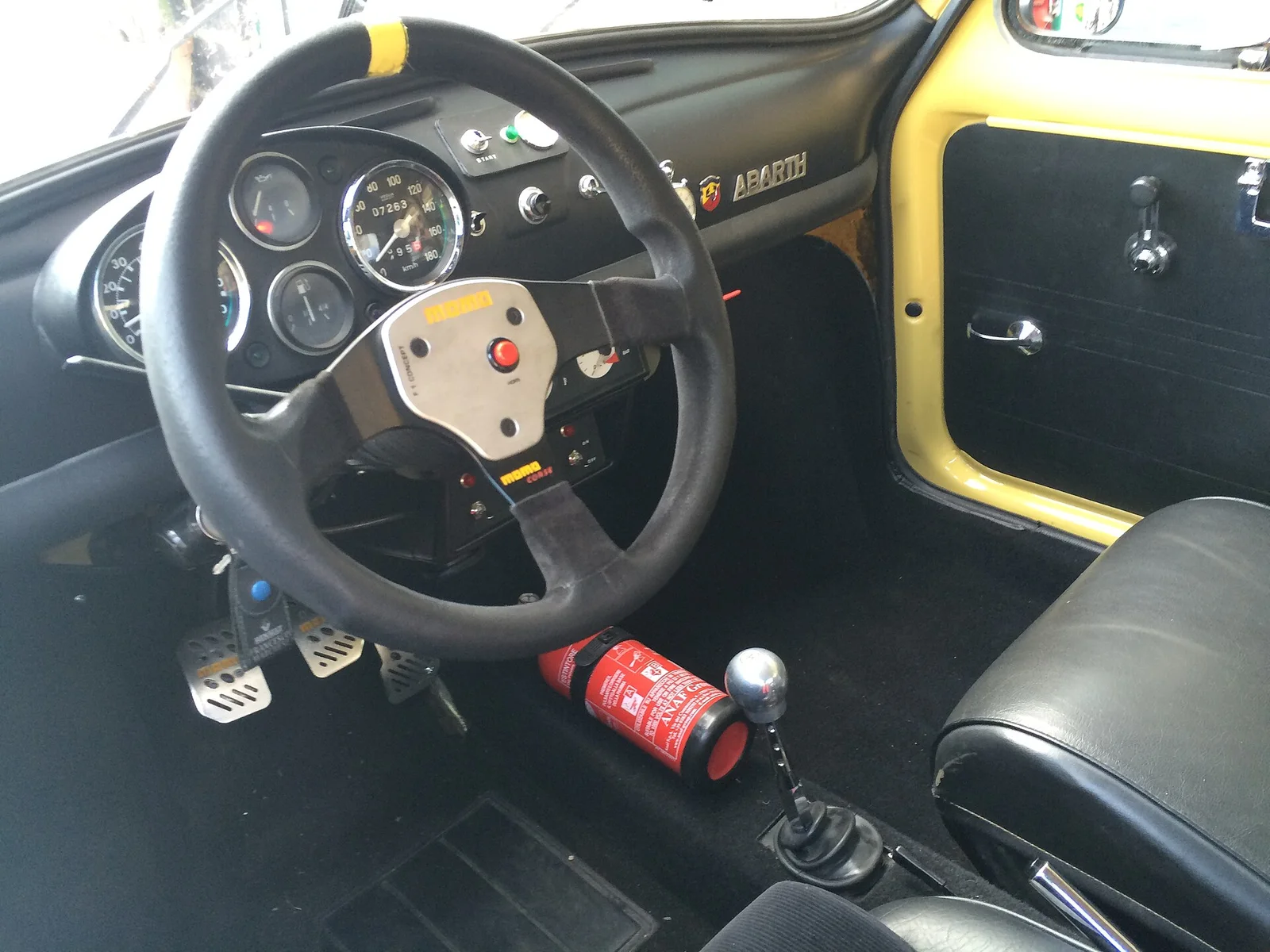 Fiat 500 内饰，Esino Lario 实车，单一圆形仪表的仪表台 · 图像文件署名：Telaneo；CC0；网页缩放，原始文件保留。