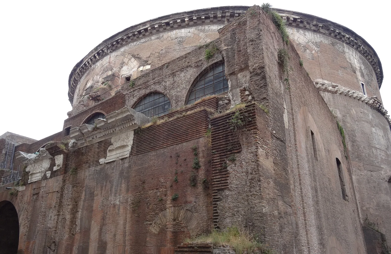 万神殿背面，可见与之直接相连的海神巴西利卡（Basilica of Neptune）遗迹。