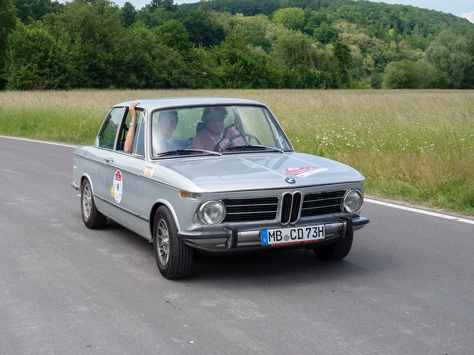 2002 tii：1971 年起换装 Kugelfischer 机械喷射，130 马力、极速 185 km/h · 图像文件署名：Ermell；CC BY-SA 4.0；网页缩放，原始文件保留。