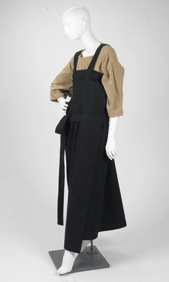 1983-84年川久保玲为 CDG 设计的裙装（罗德岛设计学院博物馆藏）：黑色、垂坠与刻意的粗粝接缝。 · 图像文件署名：Photographer working for Rhode Island School of Design Museum of Art；CC0；网页缩放，原始文件保留。