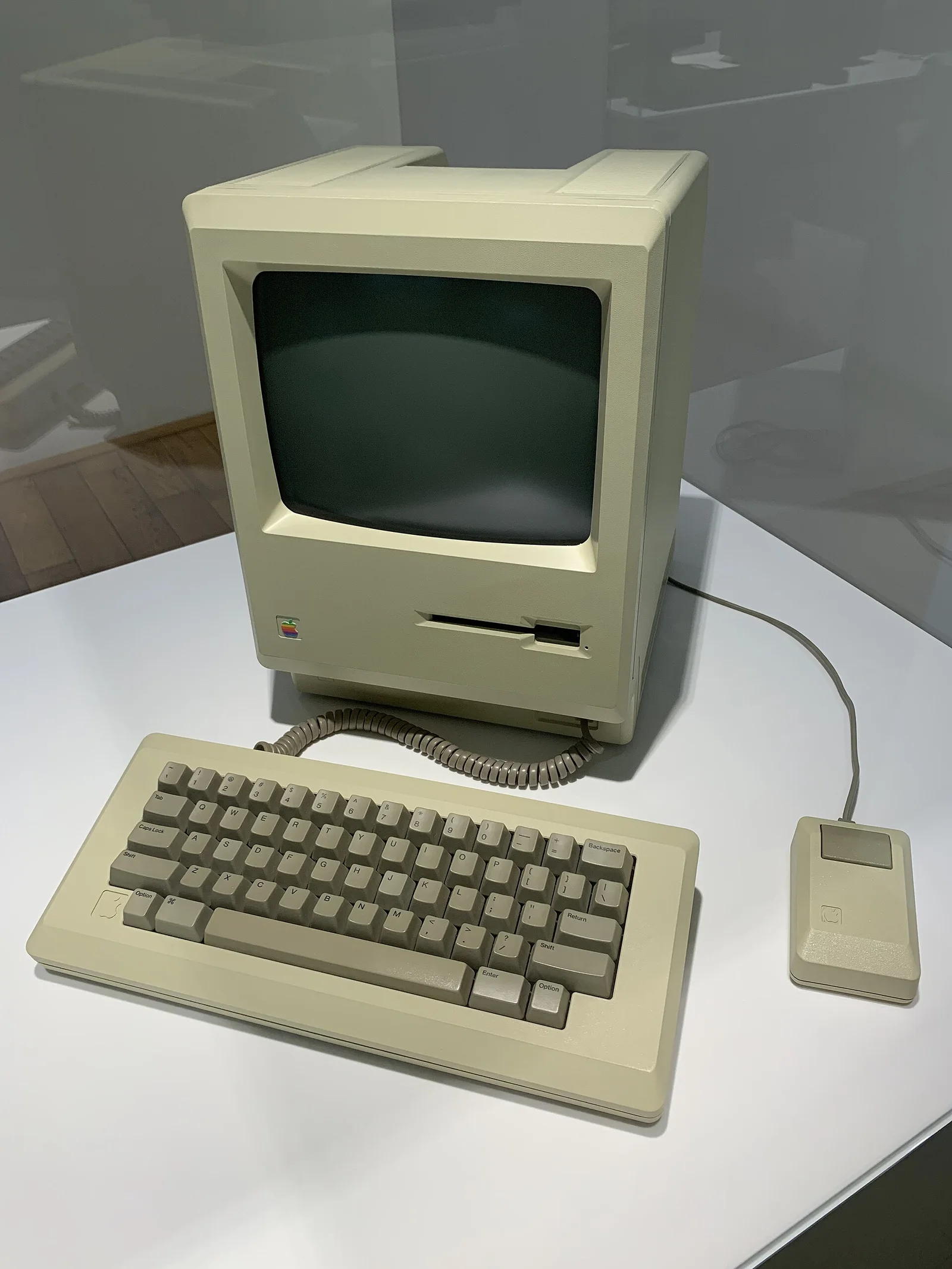 Macintosh 128K（布拉格 Apple 博物馆藏）：9 英寸黑白 CRT、52 键键盘、单键鼠标。