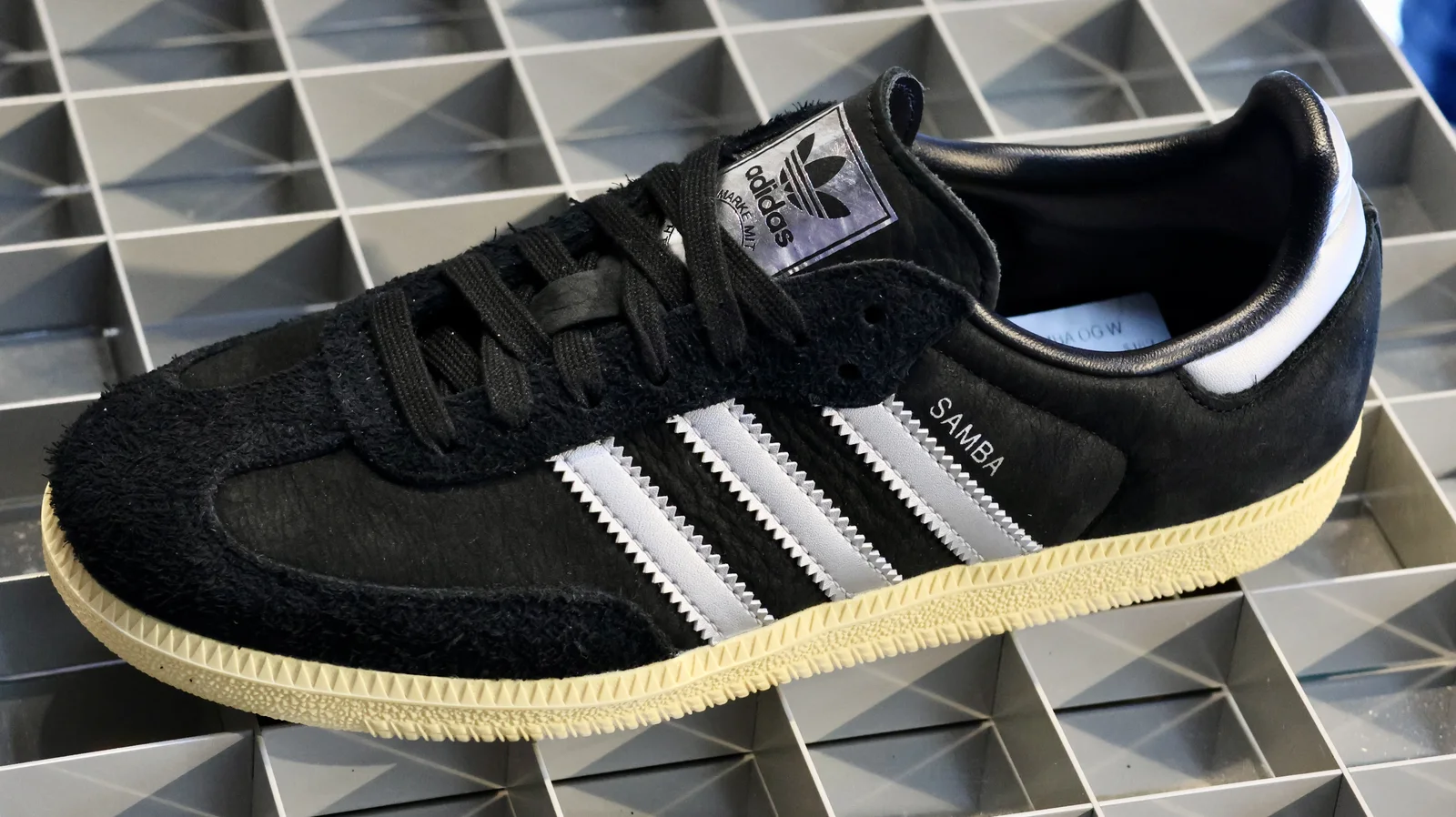 2024年4月5日，新加坡Orchard Road adidas门店实物 · Pangalau，CC BY-SA 4.0。原图未改，网页缩放。