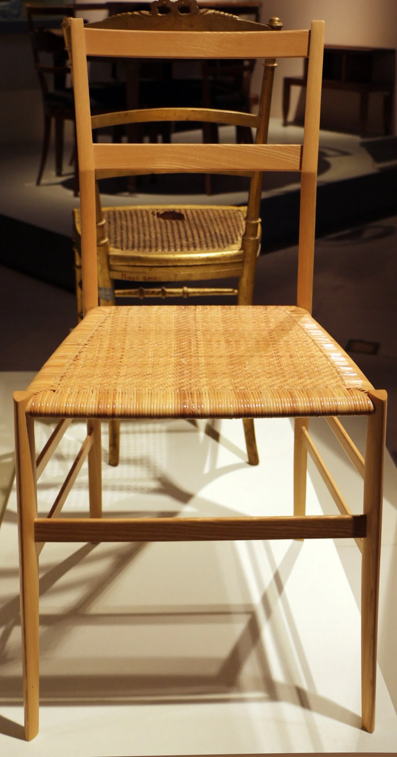 Superleggera（Cassina 制，1957）· 摄影 Sailko（CC BY 3.0）