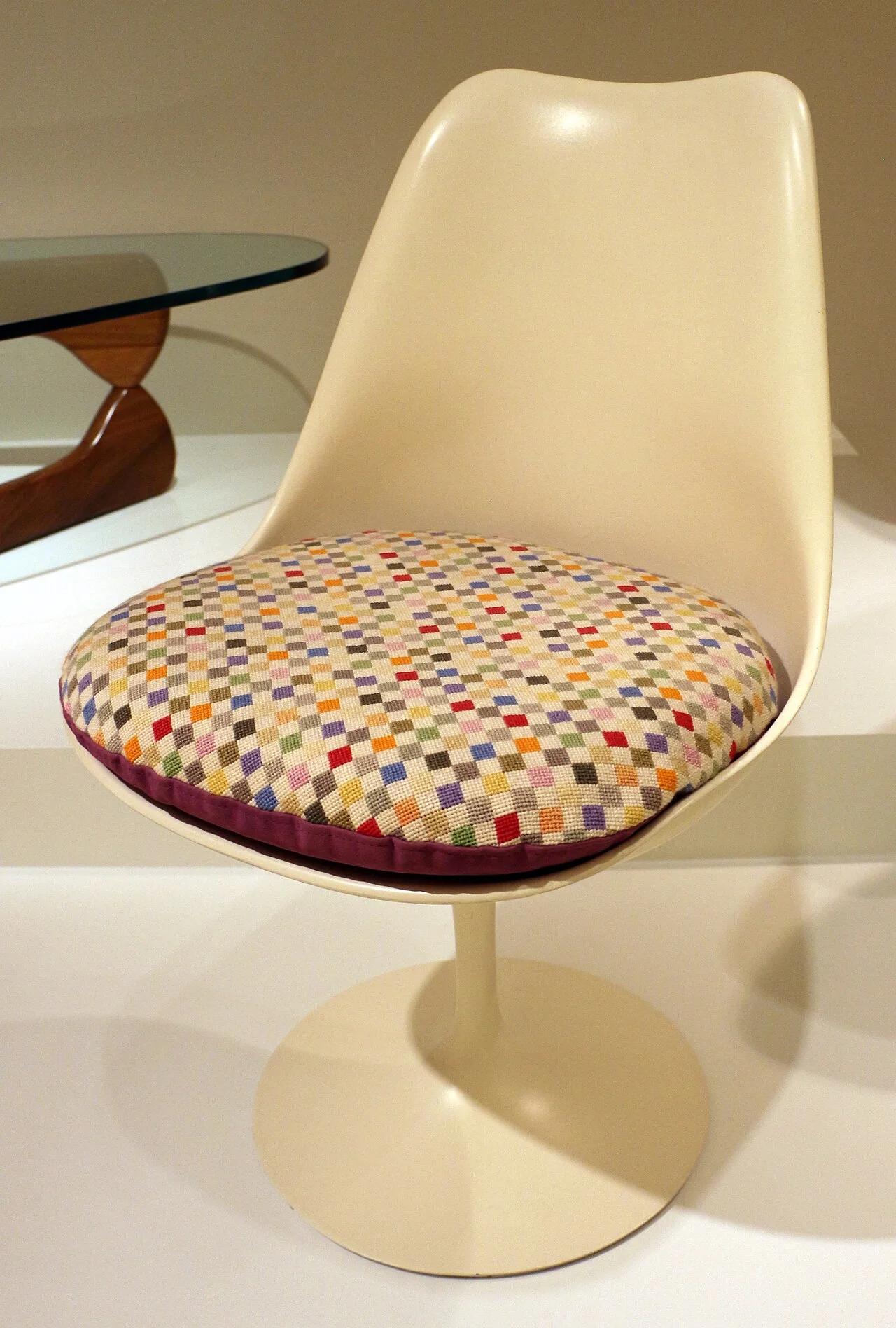 Knoll 出品郁金香椅（Pedestal 系列，1955-56）· 摄影 Sailko（CC BY 3.0）