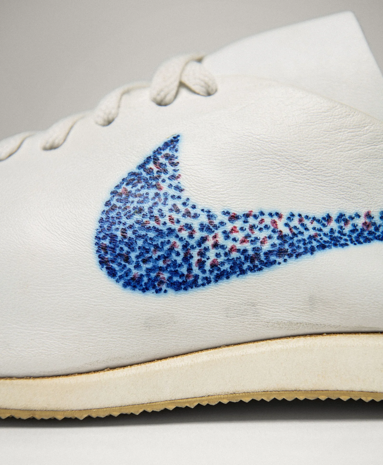 1975 年原型鞋的点描 Swoosh，Nike 官方档案所载。 © Nike · Department of Nike Archives。