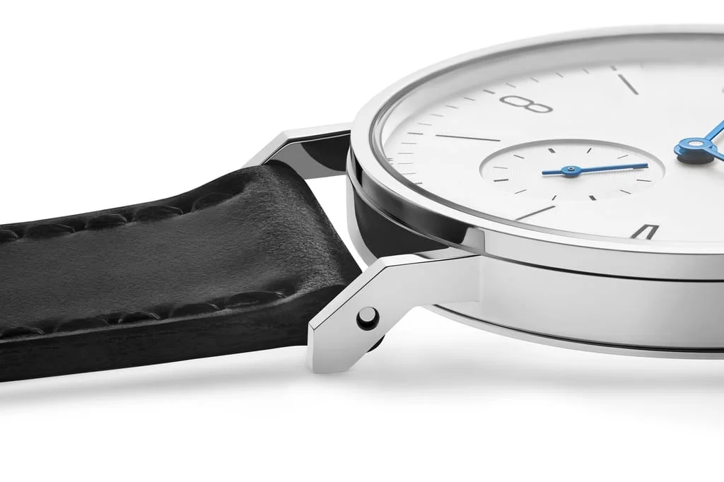 Tangente 侧面与折角表耳 · NOMOS Glashütte 官方摄影，摄影者未单列