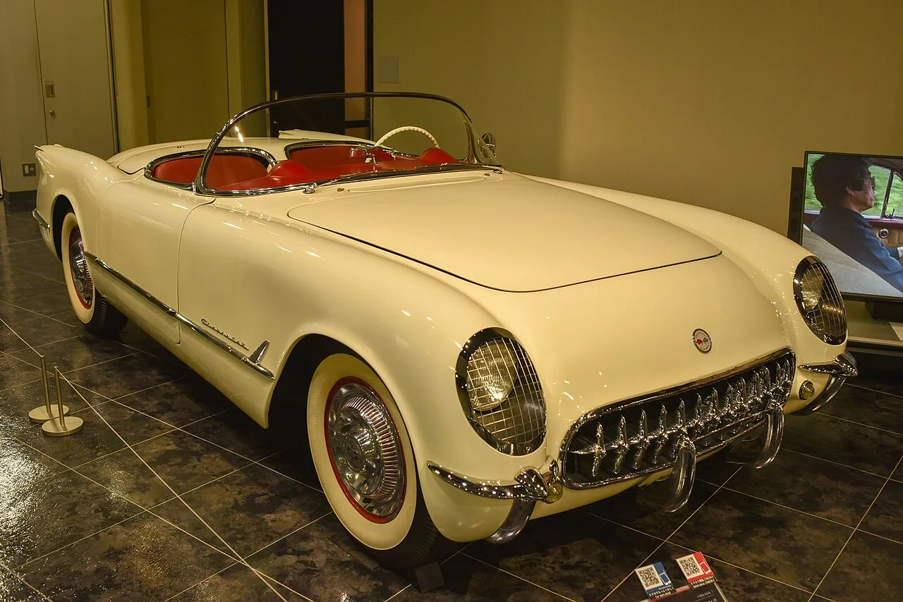 1953 年款 Corvette Roadster，首年 300 辆均为 Polo White 车身配红色内饰