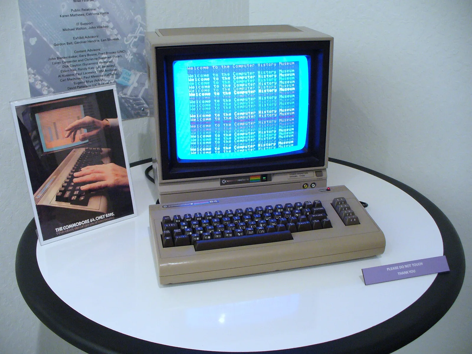计算机历史博物馆为 C64 举办 25 周年纪念活动时的实机。Marcin Wichary 摄（Wikimedia Commons），CC BY 2.0。 · 图像文件署名：Marcin Wichary from San Francisco, Calif.；CC BY 2.0；网页缩放，原始文件保留。