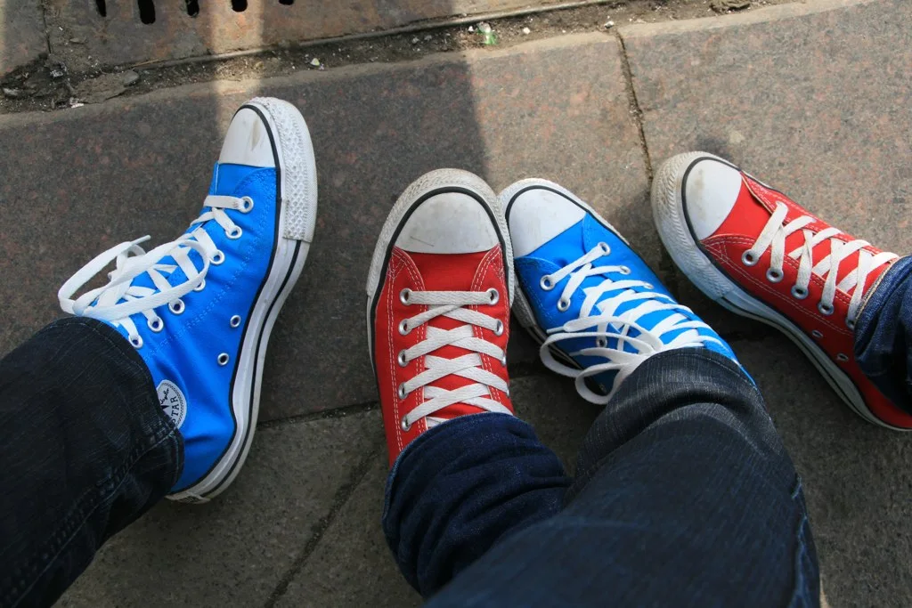 两双不同配色的Chuck Taylor All Star(2010年)。配色成为这双鞋在功能性衰退后最重要的产品变量。 · 图像文件署名:Mikko Lautamäki;CC BY 2.0;网页缩放,原始文件保留。
