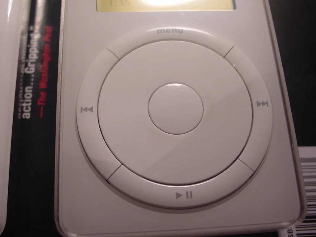 2001 年第一代 iPod 的机械滚轮。pvera 摄（Wikimedia Commons），CC BY 2.0。