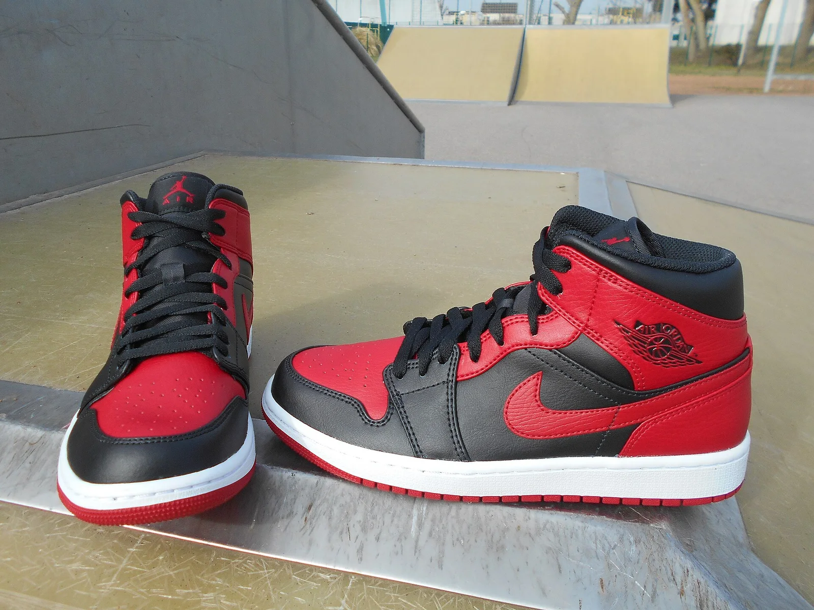 2020年复刻的'Banned'配色Air Jordan 1 Mid。'禁穿'传奇至今仍是这条产品线的核心叙事。 · 图像文件署名：HI 622；CC BY-SA 4.0；网页缩放，原始文件保留。