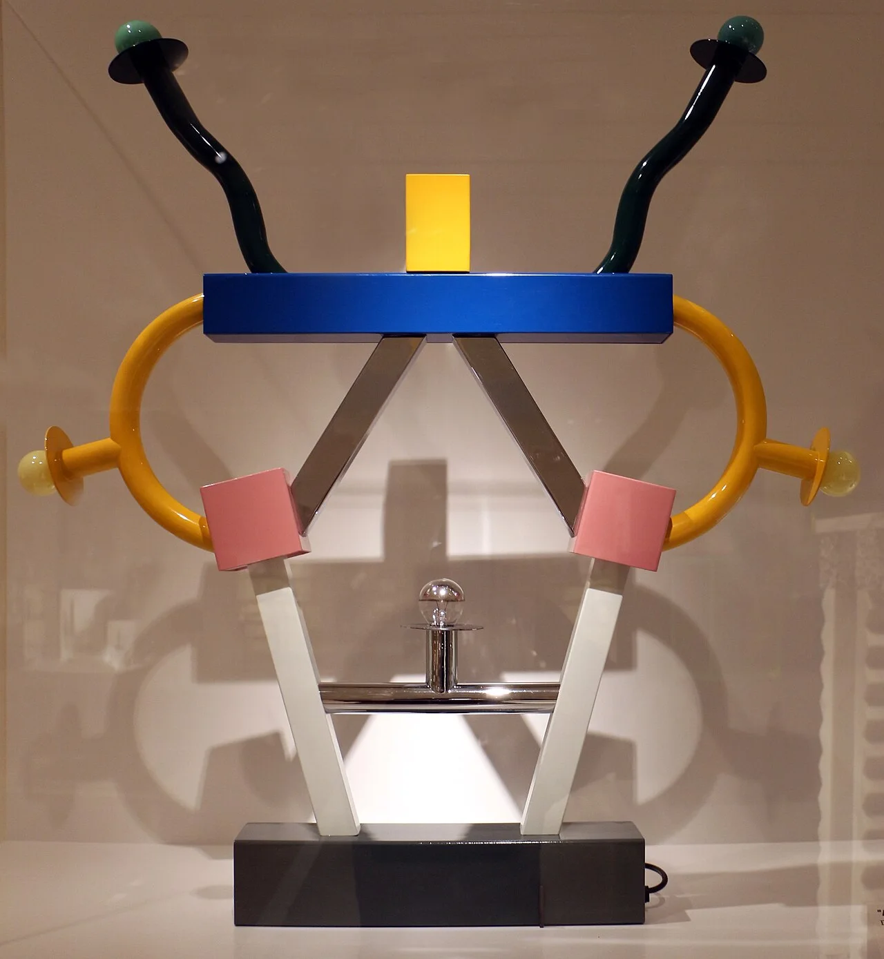 Memphis Ashoka（Ettore Sottsass，1981，亦有 1980 年展签记录）