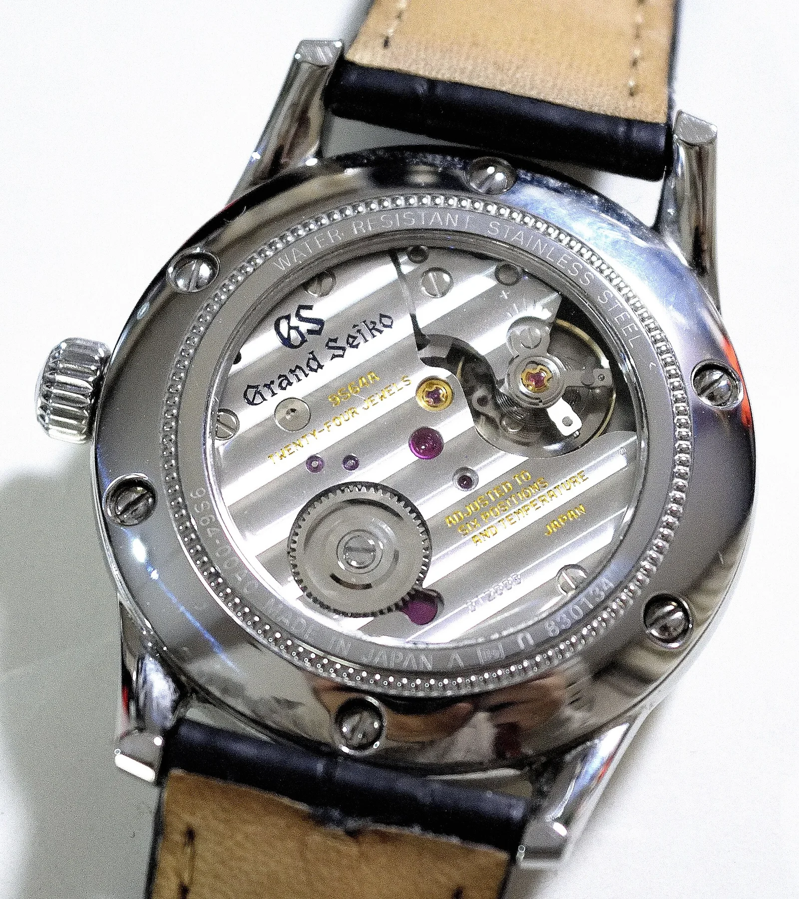 Grand Seiko 9S64 手动机芯——同样的光语法延伸到看不见的内部