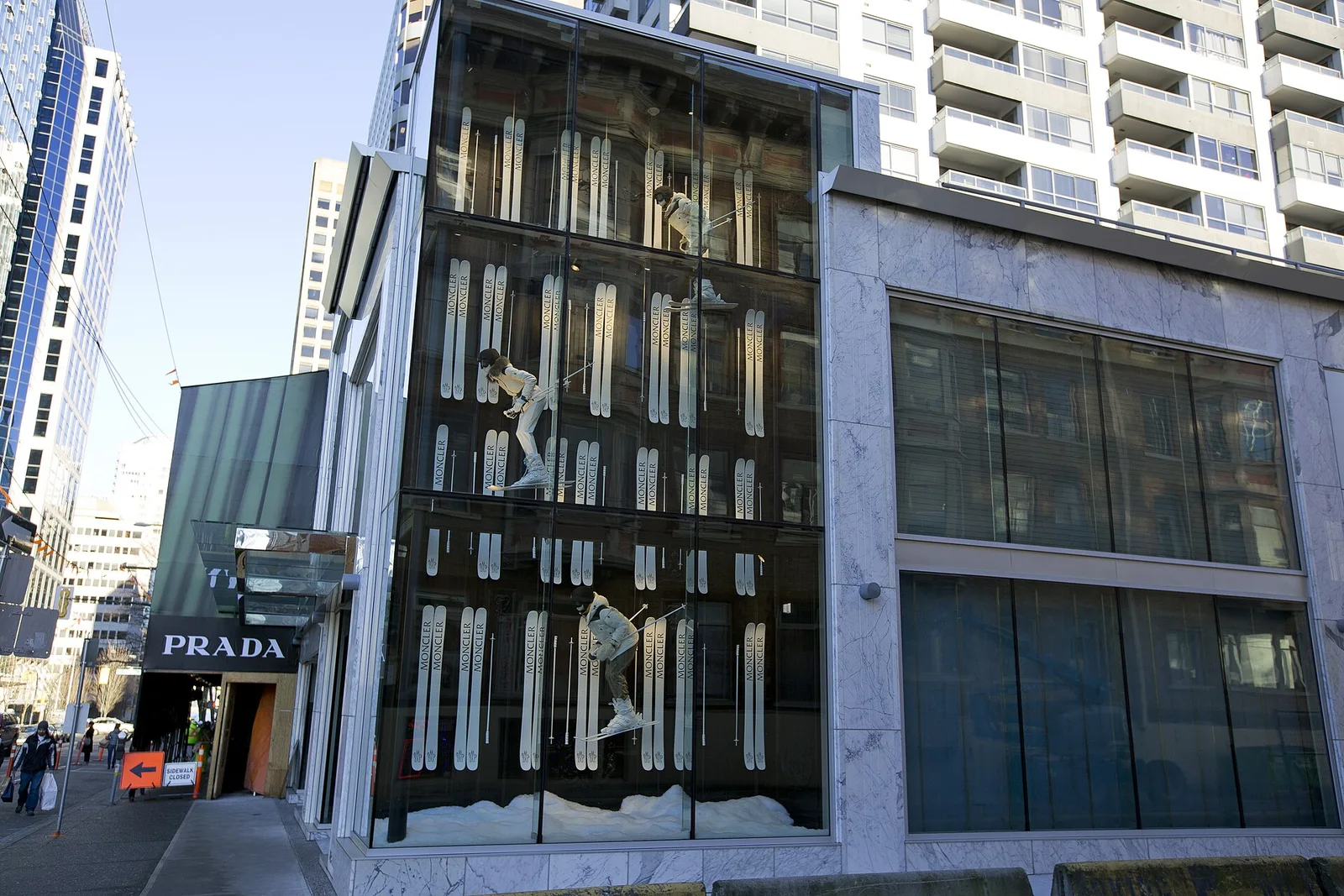 Moncler 门店橱窗,当代零售语境中的品牌形象
