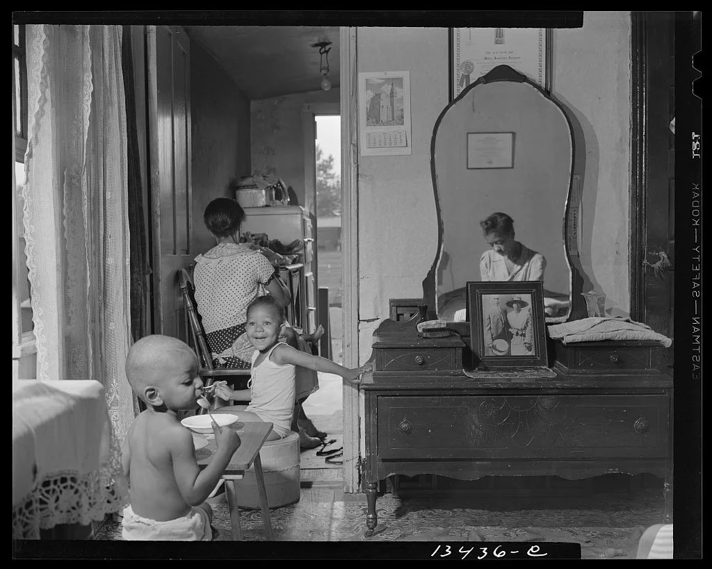 Gordon Parks 摄,公有领域(FSA/OWI)——Watson 在工作场所外,华盛顿,1942 年