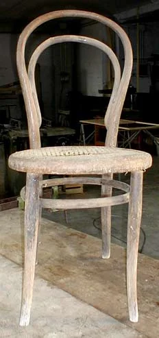 Thonet 14 号曲木椅 · 摄影 Gixie（CC BY-SA 3.0）