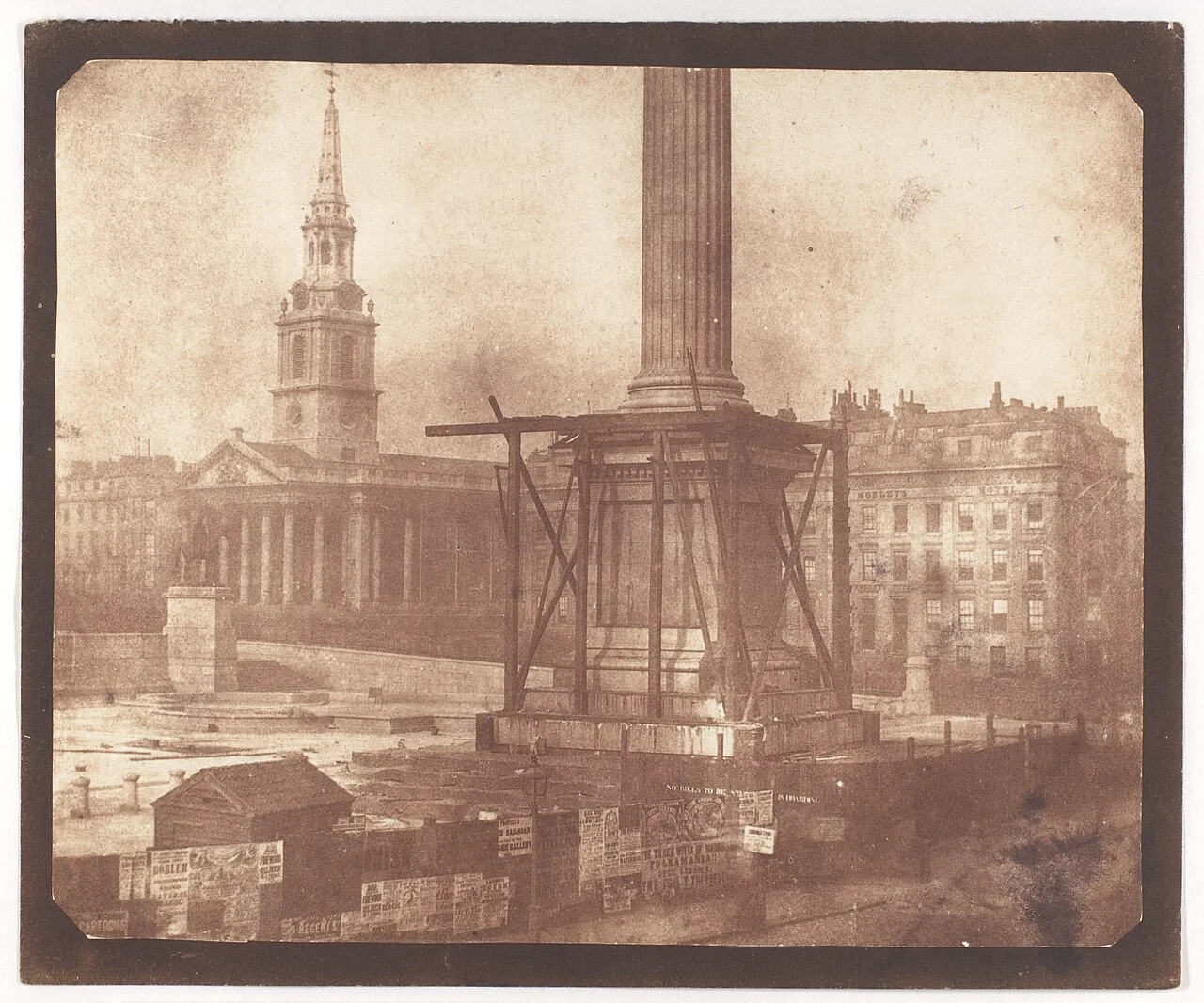 William Henry Fox Talbot 摄,CC0(大都会艺术博物馆)——《建造中的纳尔逊纪念柱,特拉法加广场》,约 1844–1845