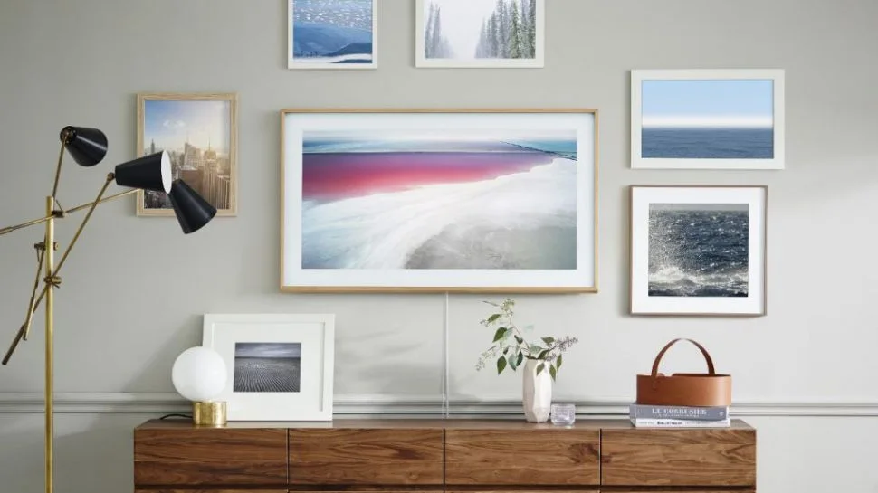 早期官方场景图：电视与相框、书籍、柜体共同构成墙面。 © Samsung Electronics。