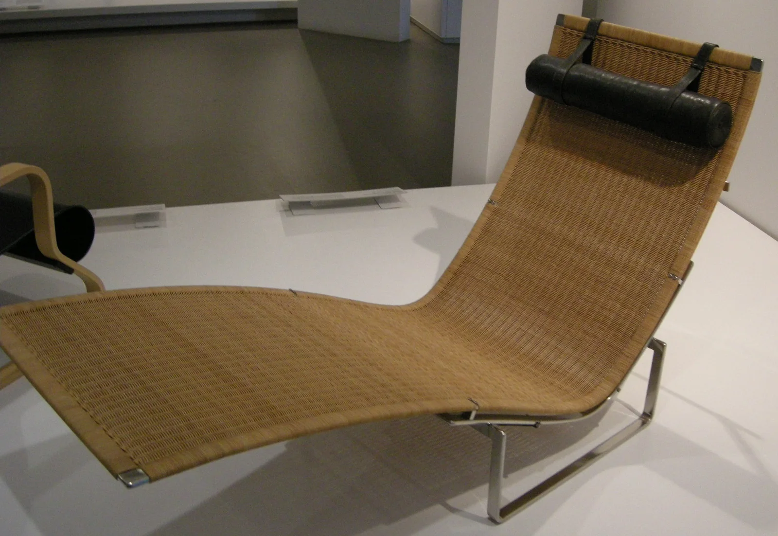 Poul Kjærholm 吊椅 25 号，1965，NGV 馆藏 · 摄影 sailko（CC BY 2.5）