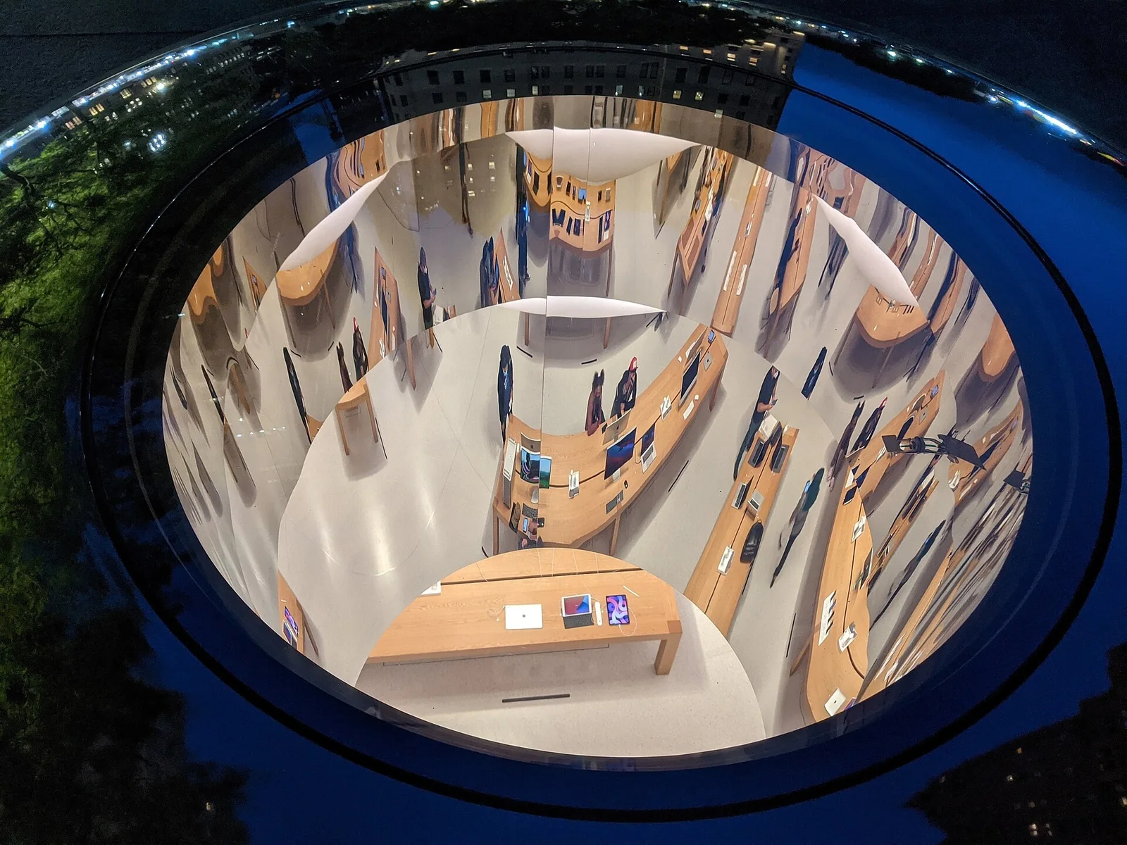 2021年从广场圆形采光开口向下看展台;不是螺旋楼梯的俯视照。 摄影:Ɱ;CC BY-SA 4.0。等比缩小与JPEG编码,未改变构图。许可:https://creativecommons.org/licenses/by-sa/4.0