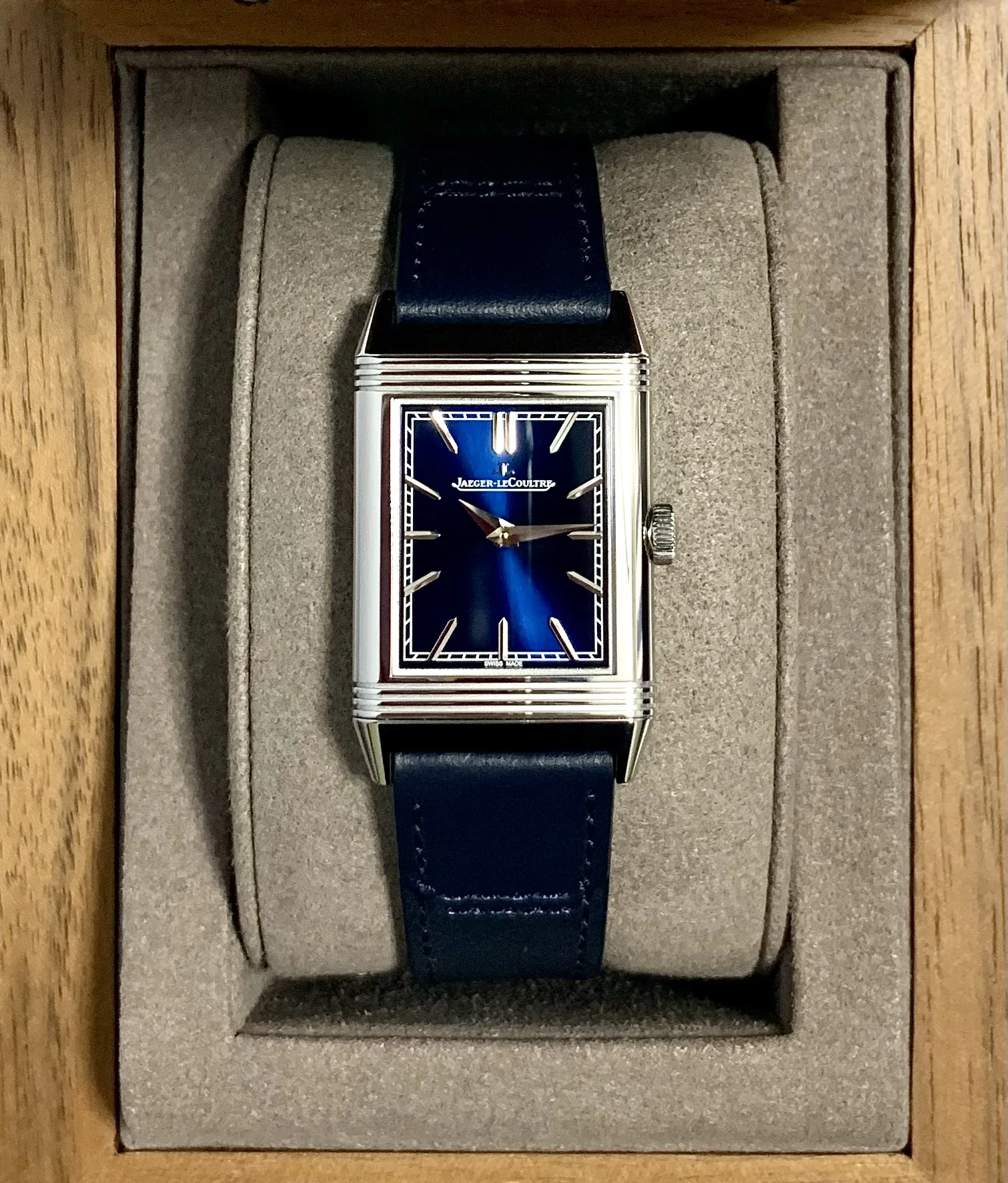 Reverso Tribute Monoface，直线壳体与轨道式刻度延续1931年语法。 · 图像文件署名：Provo rossi；CC BY-SA 4.0；网页缩放，原始文件保留。