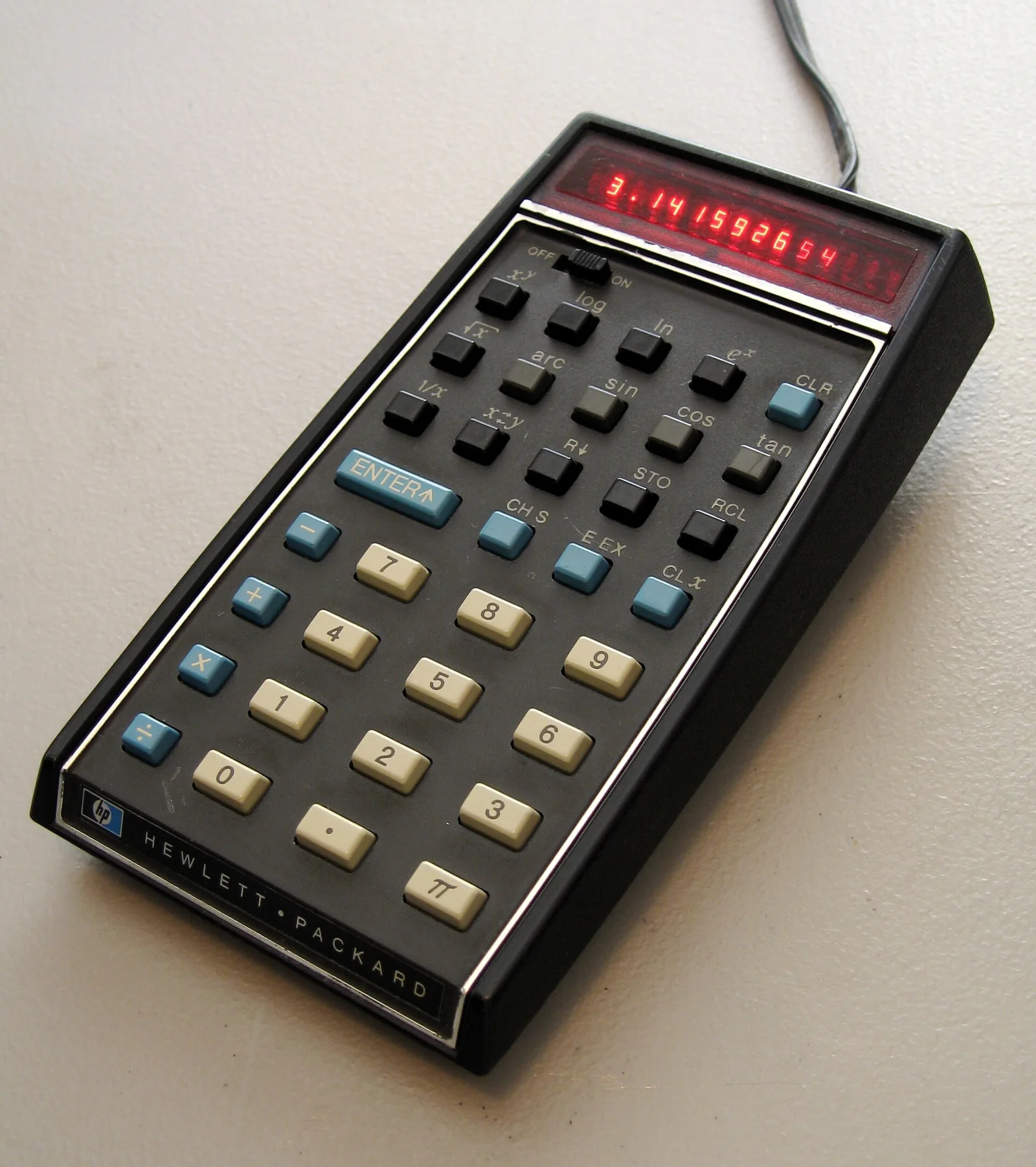 HP-35 的 35 枚按键:字符由两层塑料双色注塑而成,不会磨损。Seth Morabito 摄(Wikimedia Commons),CC BY 2.0。 · 图像文件署名:Seth Morabito;CC BY 2.0;网页缩放,原始文件保留。