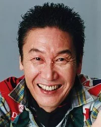 山本宽斋（首相官邸供图）。他晚年的 Super Shows 把时装发布做成数万人级的演出事件。 · 图像文件署名：首相官邸；CC BY 4.0；网页缩放，原始文件保留。