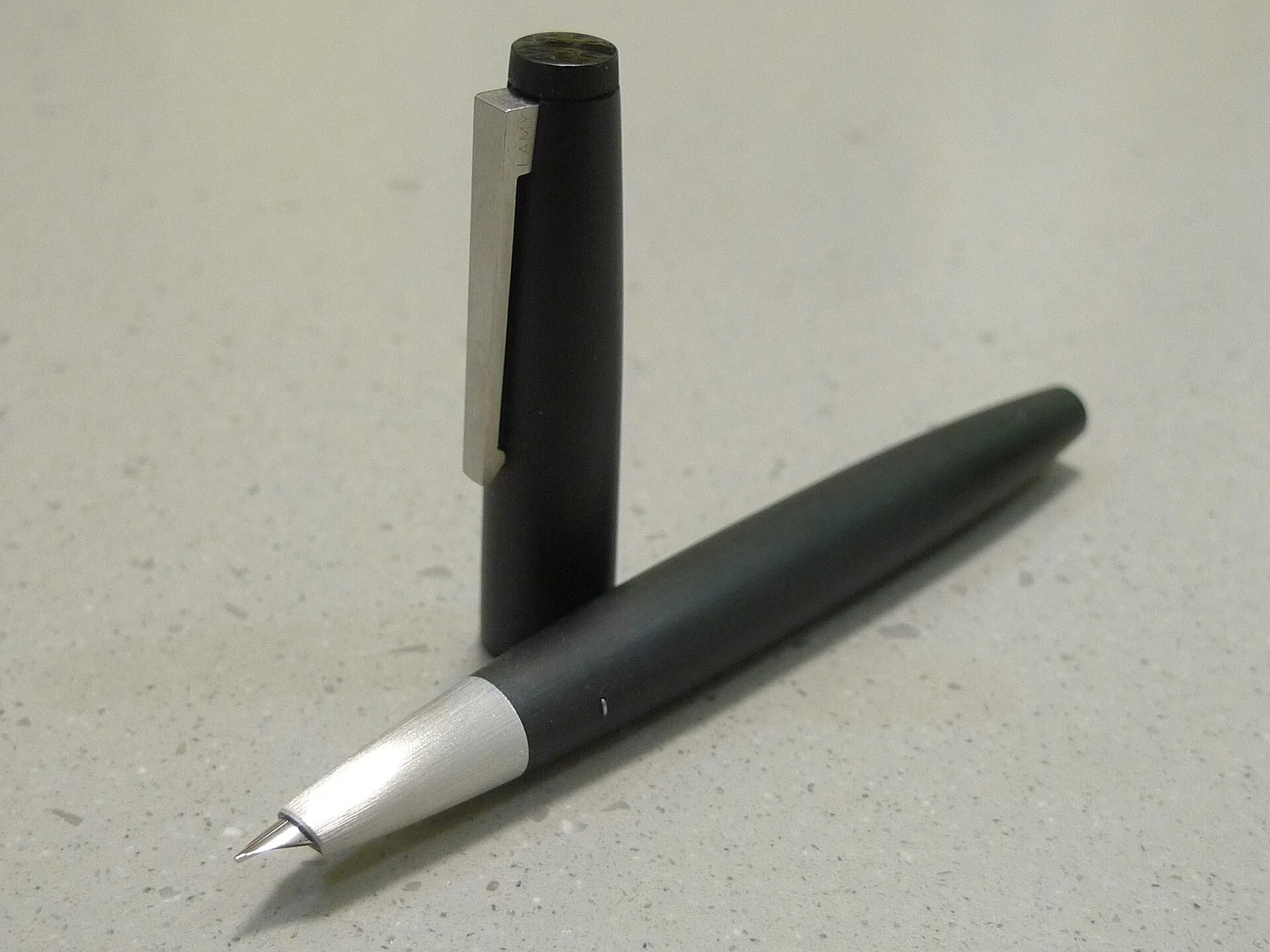Lamy 2000 EF 半包覆笔尖的书写视角 · 图像文件署名：Thirteen Of Clubs；CC BY-SA 2.0；网页缩放，原始文件保留。