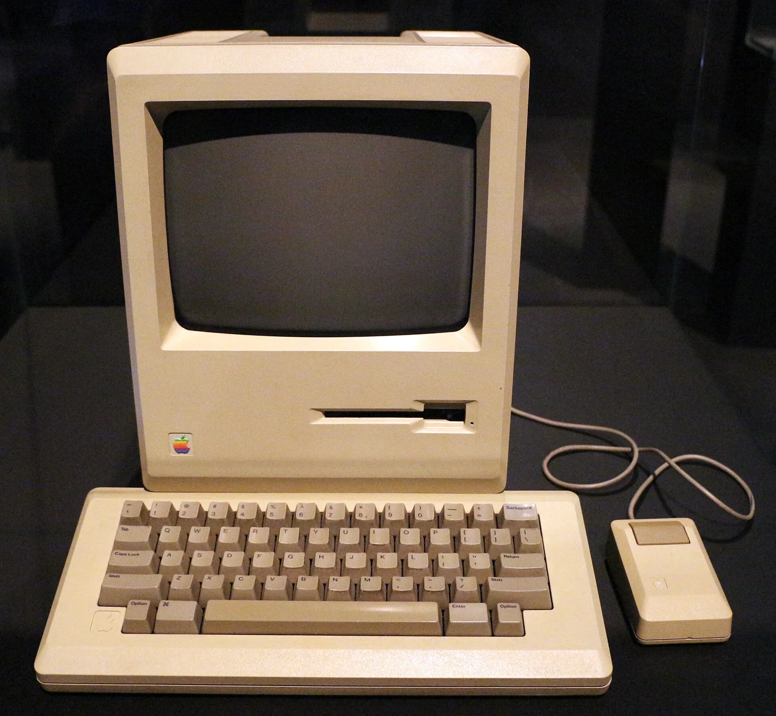 Macintosh 128K 的机壳背后铸着一个提手——「个人电脑」的字面表达。