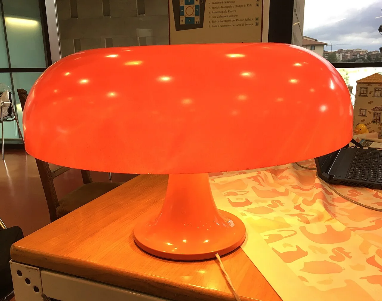 Artemide Nesso 侧面 · CC BY-SA 4.0