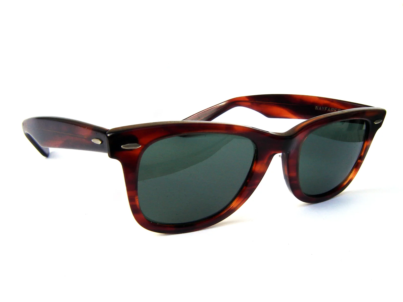 一幅Wayfarer式镜框。1981年这个型号全年只卖出1.8万副，距停产一步之遥。 · 图像文件署名：Starman1984；CC BY-SA 3.0；网页缩放，原始文件保留。