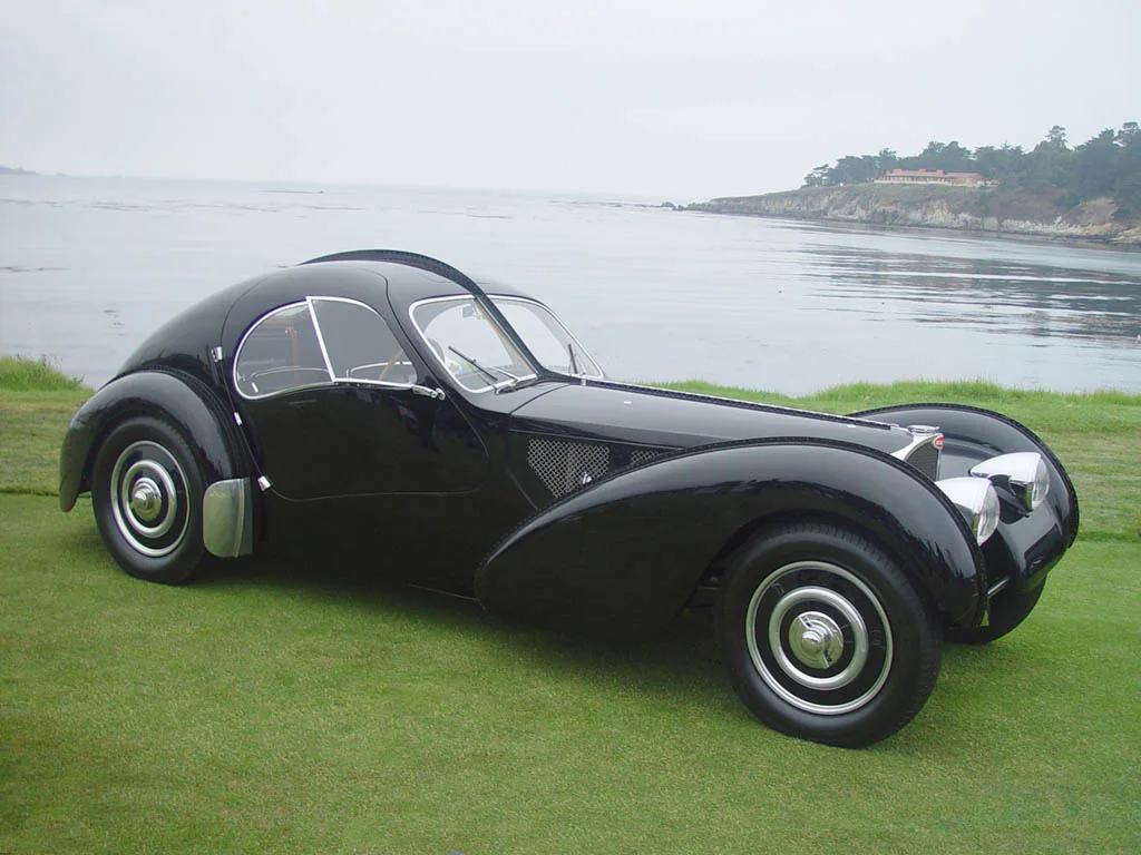 1938 年 Type 57SC Atlantic(底盘 57591),2003 年 Pebble Beach 雅集展出;此车自 1988 年起为时装设计师 Ralph Lauren 所有
