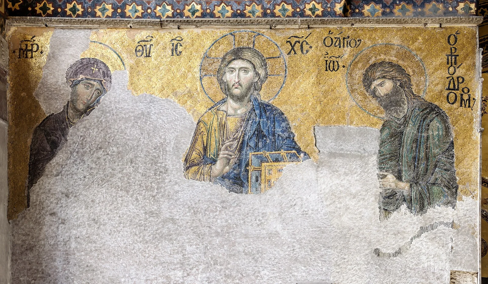 上层廊道的Deesis（祈求）马赛克：基督居中，圣母与施洗约翰分立两侧，是拜占庭马赛克艺术的杰作之一。