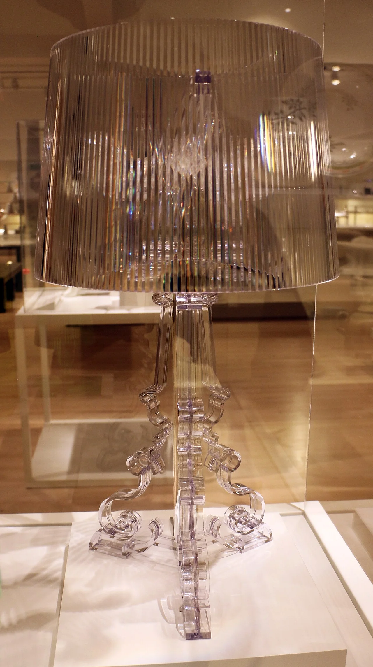 Ferruccio Laviani 为 Kartell 设计的 Bourgie 台灯(2004)· Sailko 摄 · CC BY 3.0