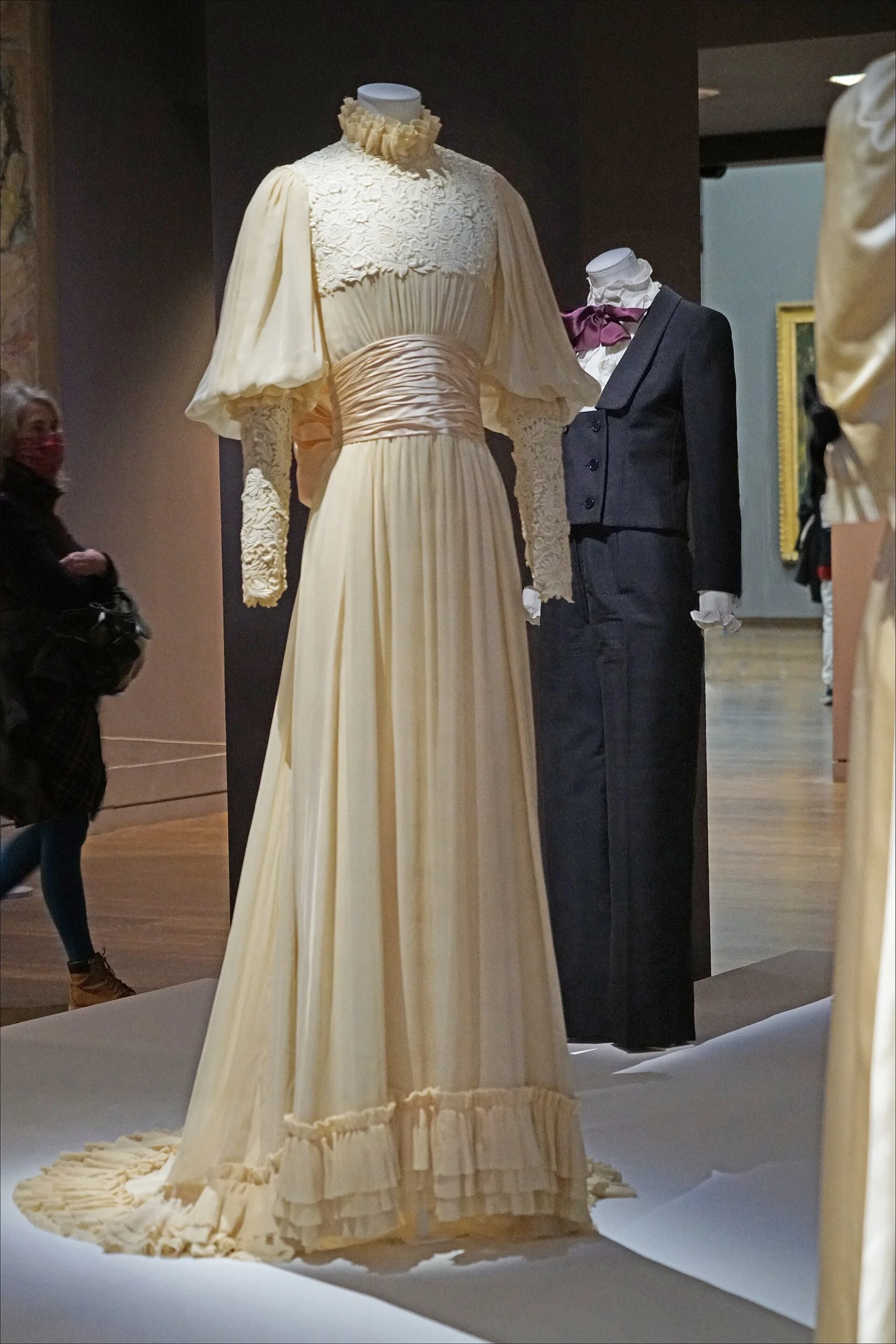 巴黎奥赛博物馆展厅：为 Jane Birkin 设计的1971晚礼服与1966 Le Smoking 套装并置展出。 · 图像文件署名：dalbera；CC BY 2.0；网页缩放，原始文件保留。