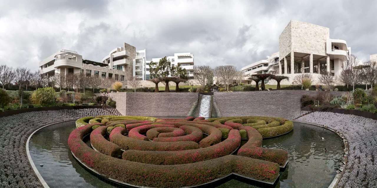 从中心花园望向园区建筑群 · 图像文件署名:Robert F. Tobler;CC BY-SA 4.0;网页缩放,原始文件保留。