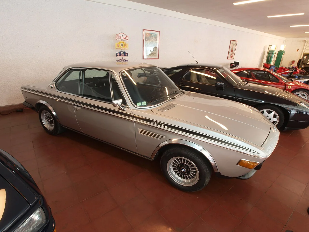3.0 CSL，180 马力（AlfvanBeem 摄，博物馆藏品）——1973 年的大尾翼出厂时放在后备箱，由车主自装