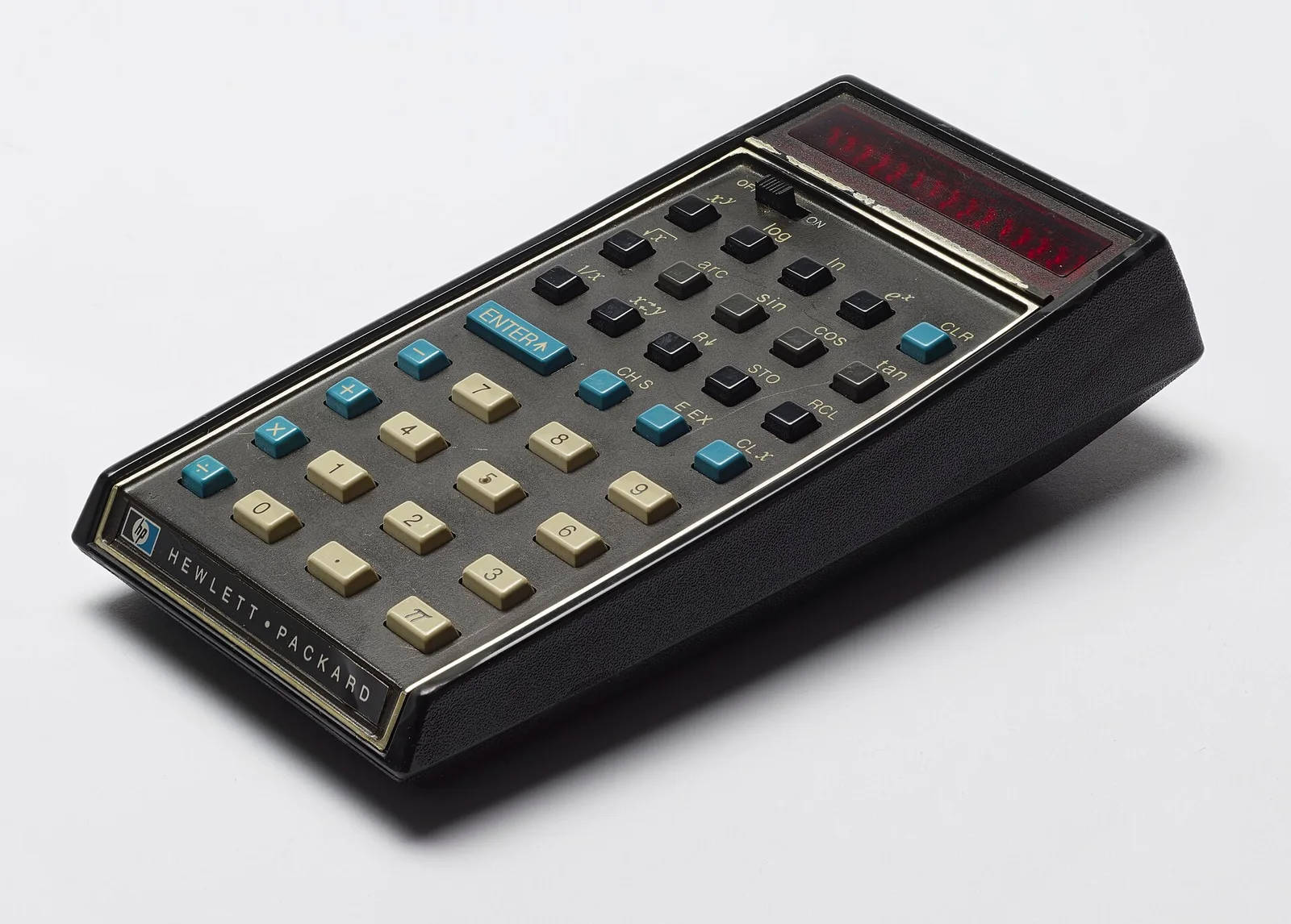 带皮套的 HP-35 档案照。Hewlett-Packard Company 摄(Wikimedia Commons,经 DPLA),公有领域。 · 图像文件署名:Hewlett-Packard Company;Public domain;网页缩放,原始文件保留。